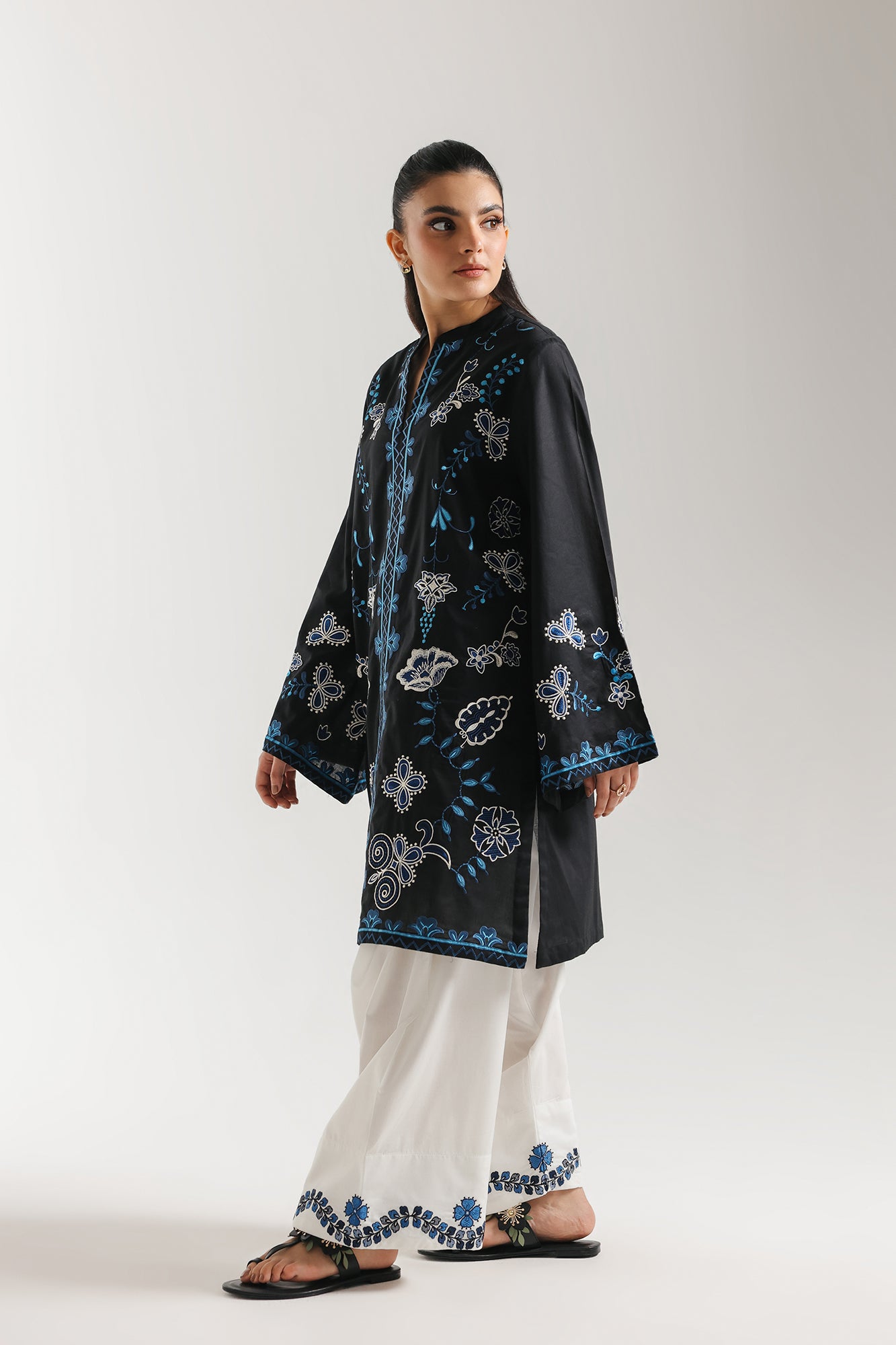 EMBROIDERED SUIT (E7752/102/902)