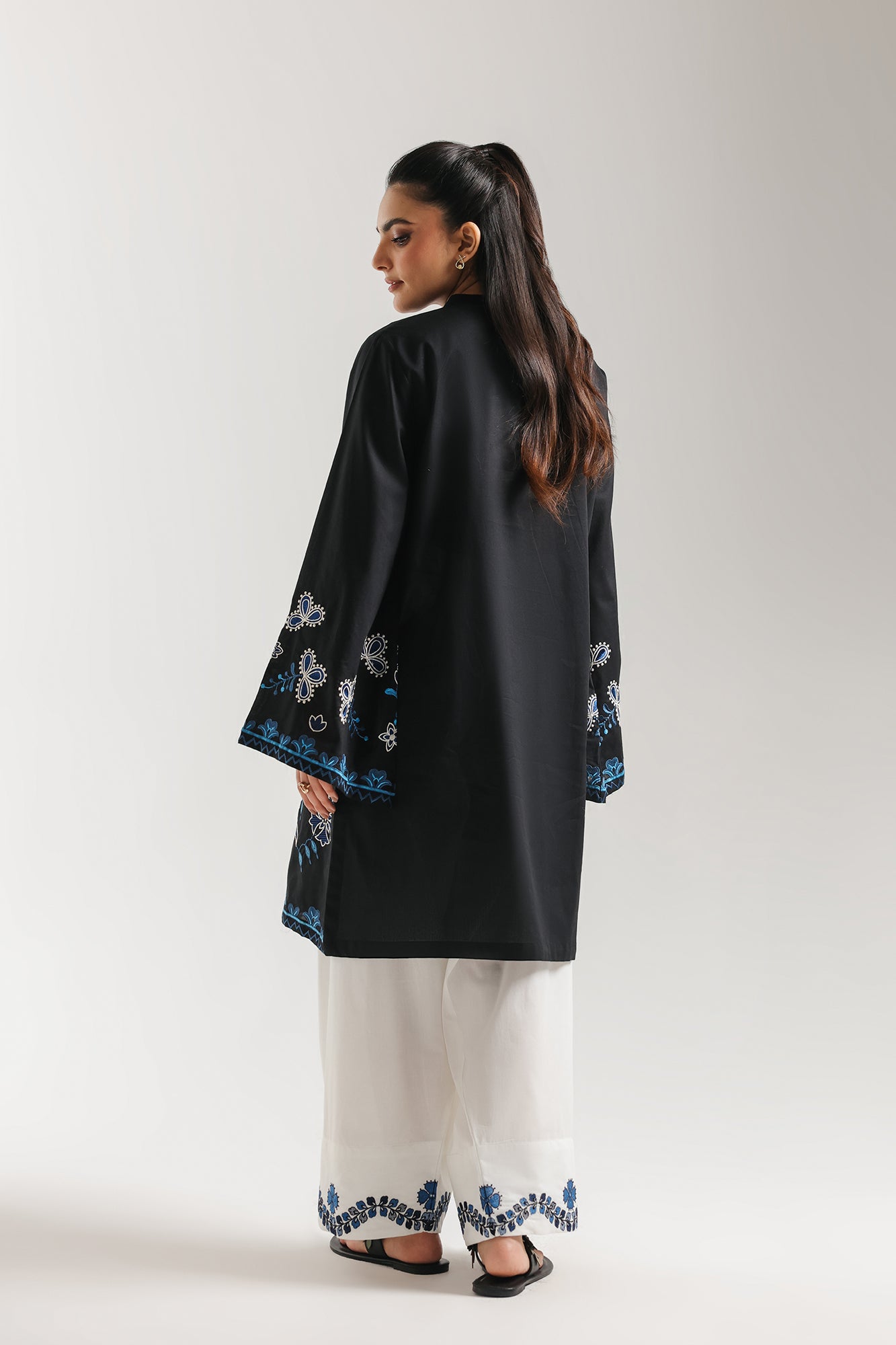 EMBROIDERED SUIT (E7752/102/902)