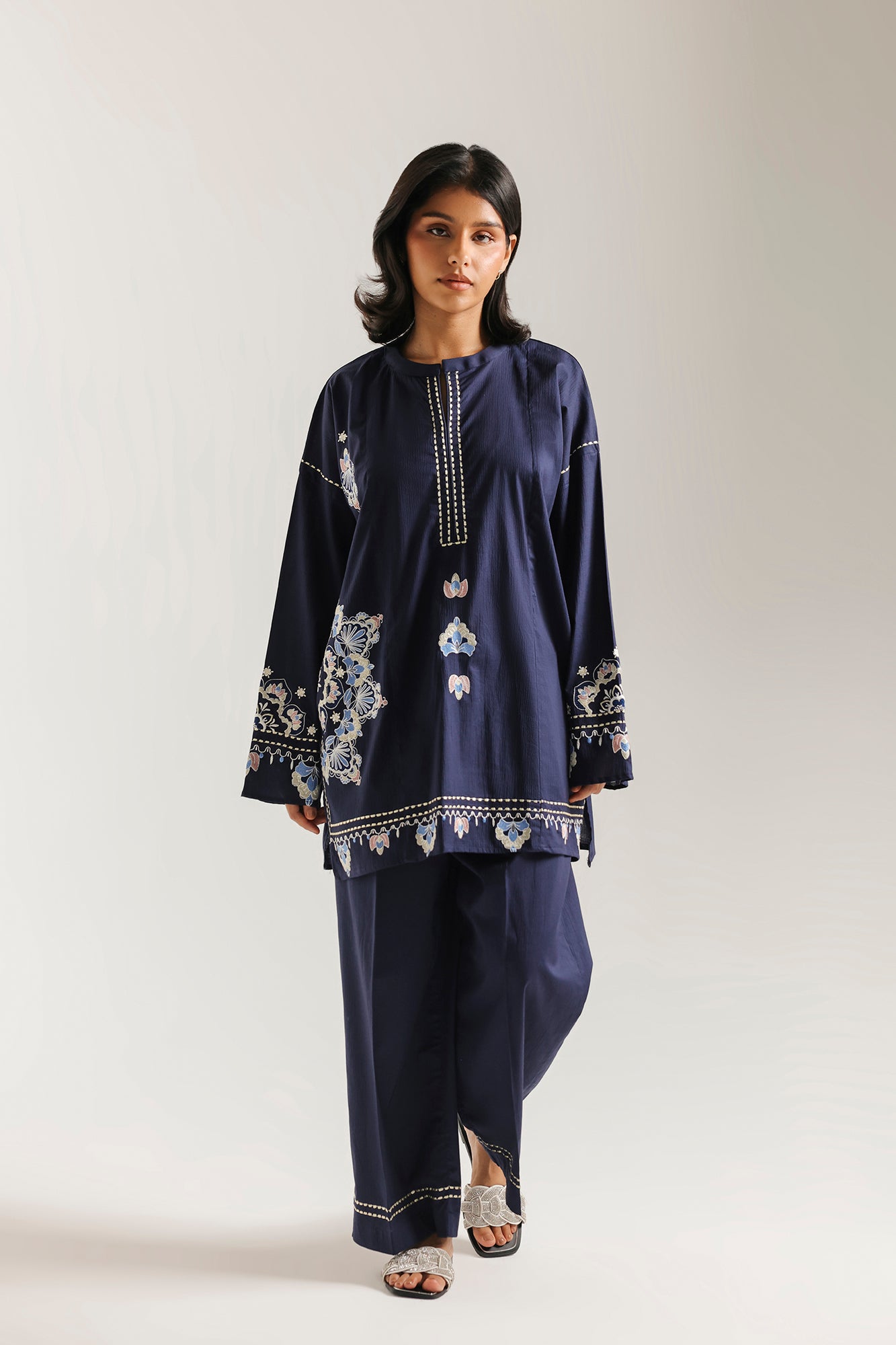 EMBROIDERED SUIT (E7798/102/623)