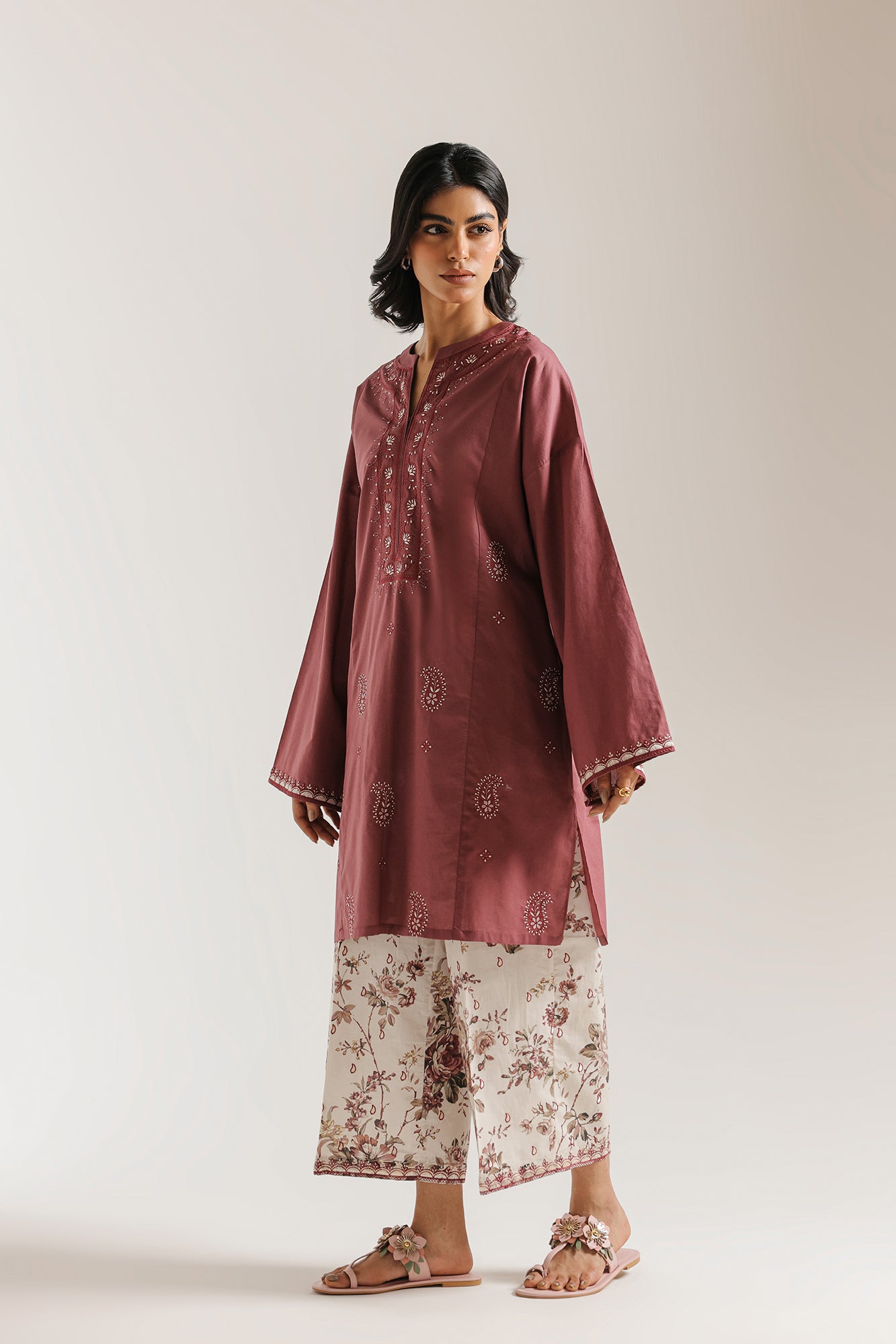 EMBROIDERED SUIT (E7806/102/403)