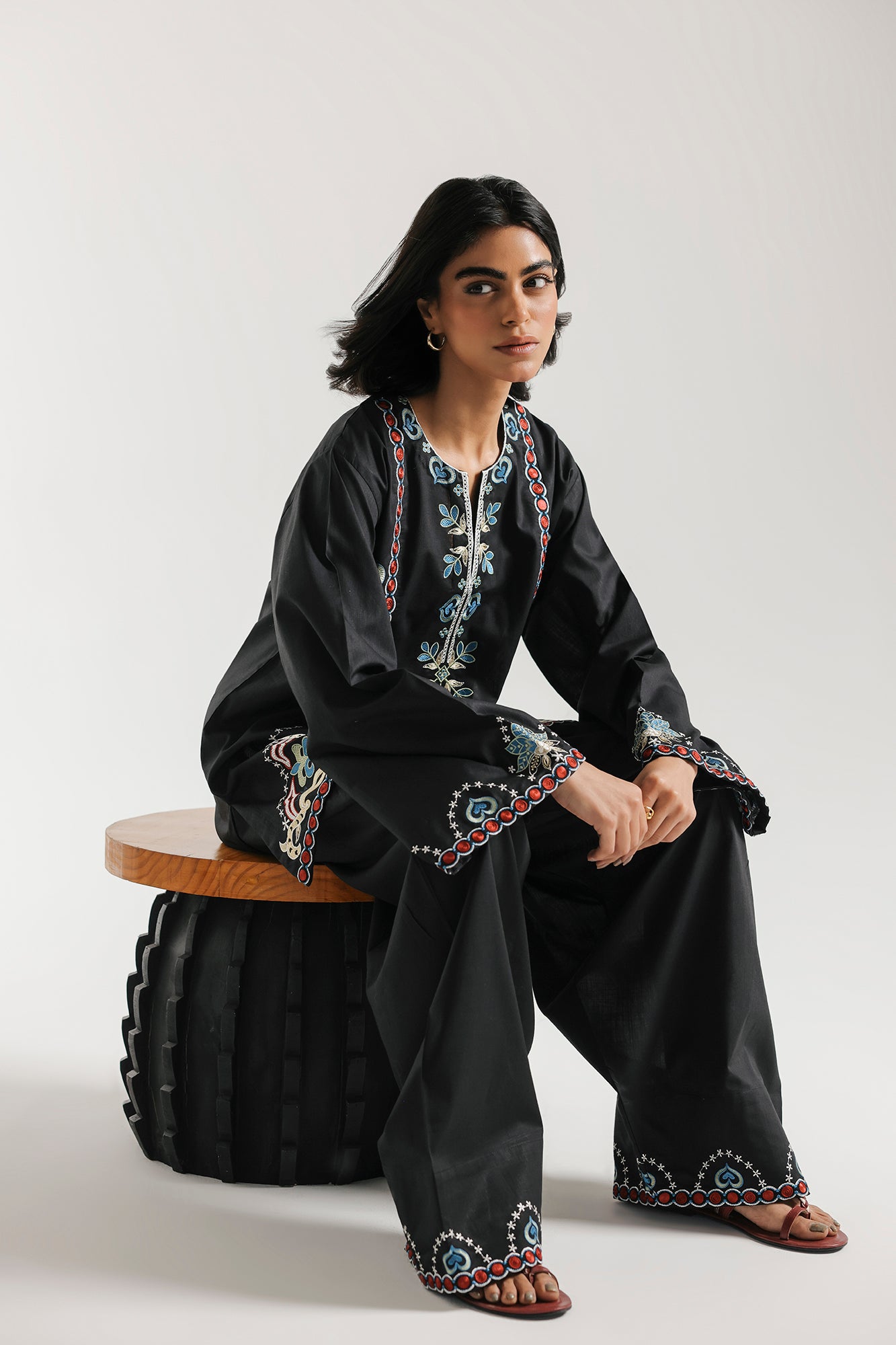 EMBROIDERED SUIT (E7817/102/902)