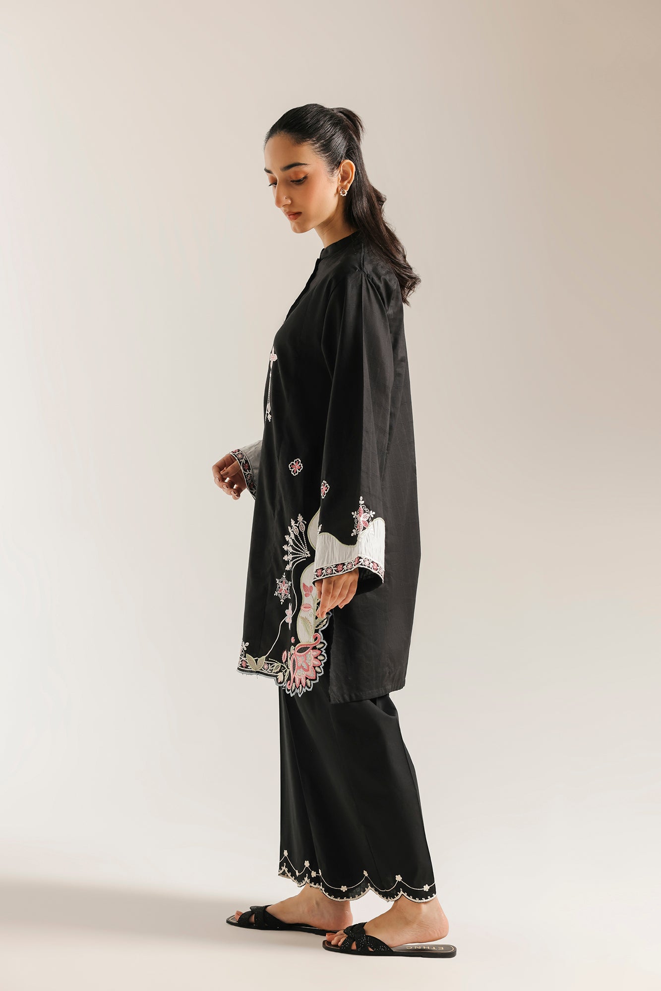 EMBROIDERED SUIT (E7820/102/902)