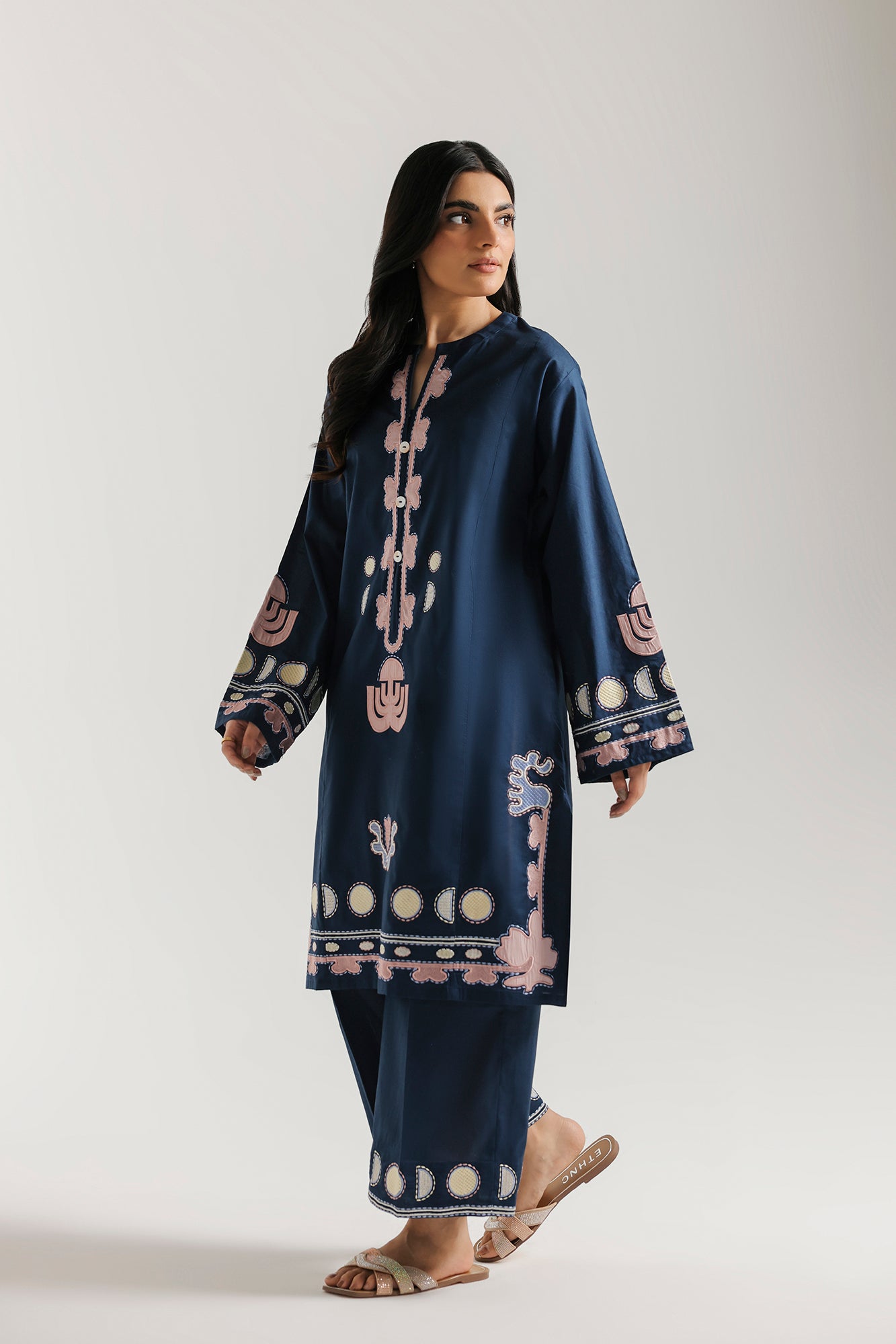 EMBROIDERED SUIT (E7821/102/619)
