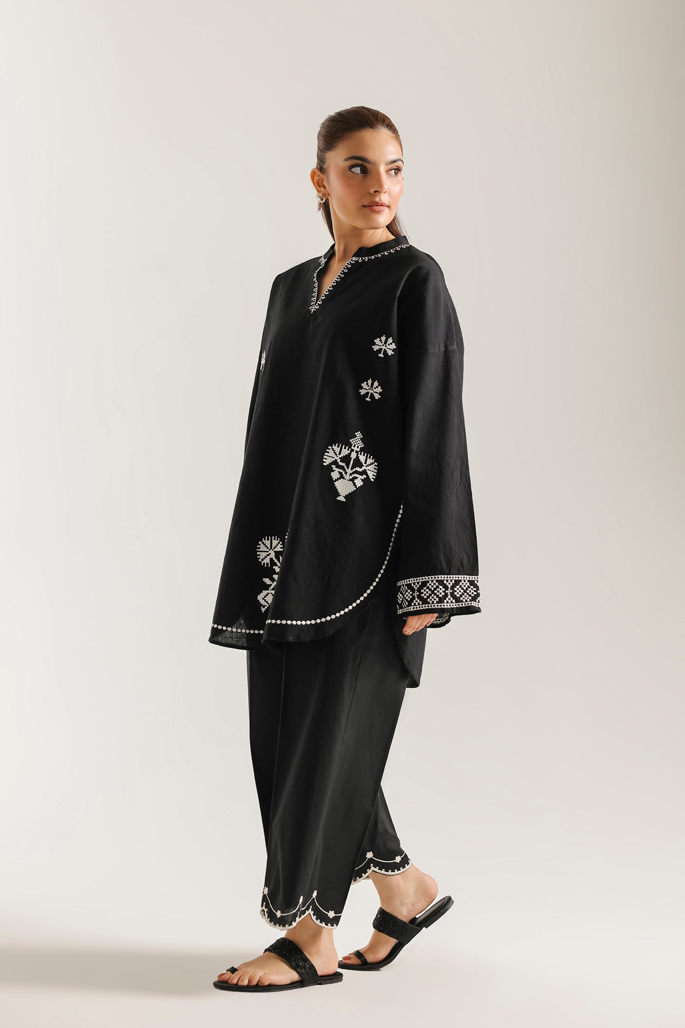 EMBROIDERED KURTI (E8006/102/901)