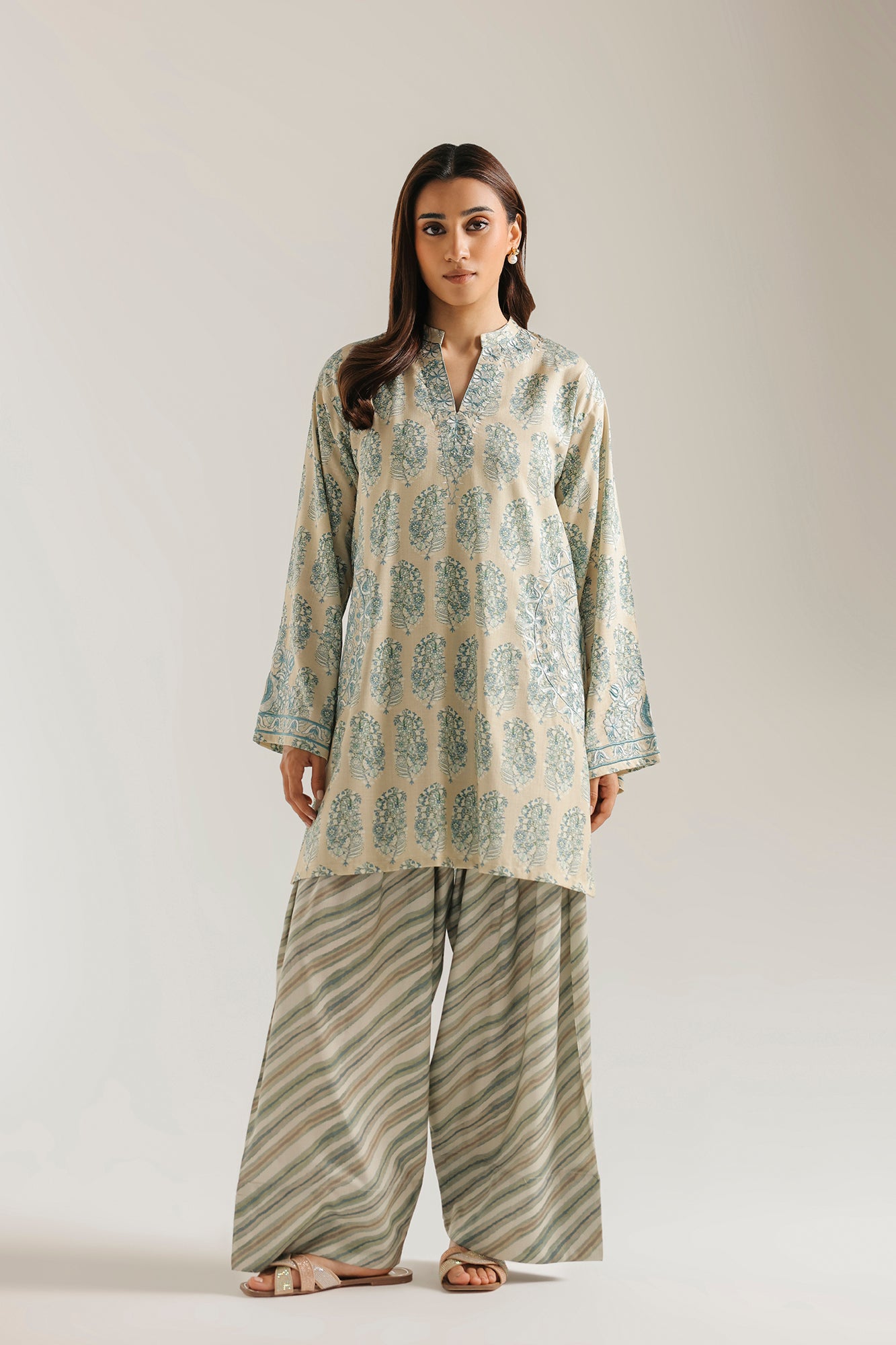 EMBROIDERED SUIT (E8244/102/129)