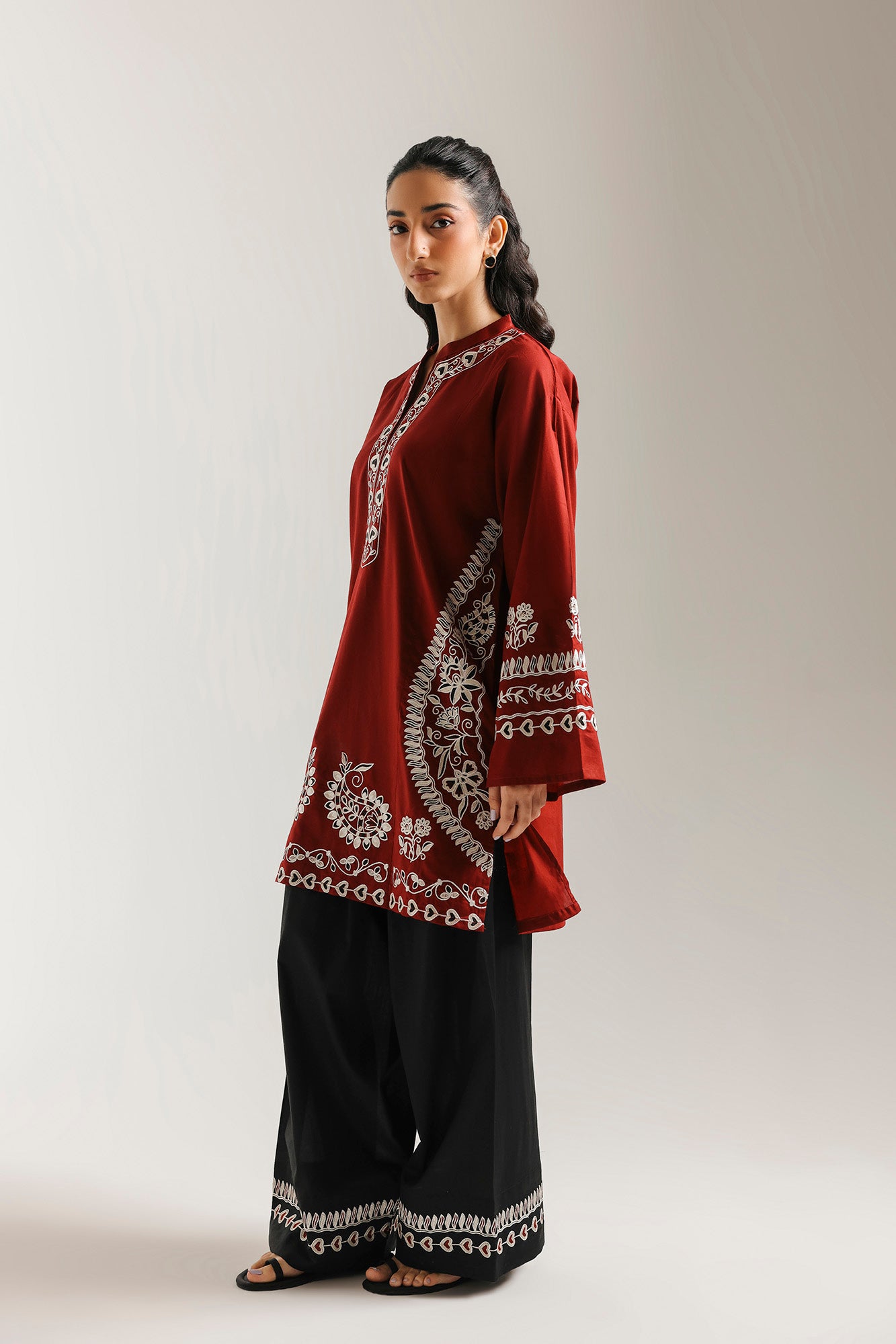 EMBROIDERED SUIT (E9236/102/415)