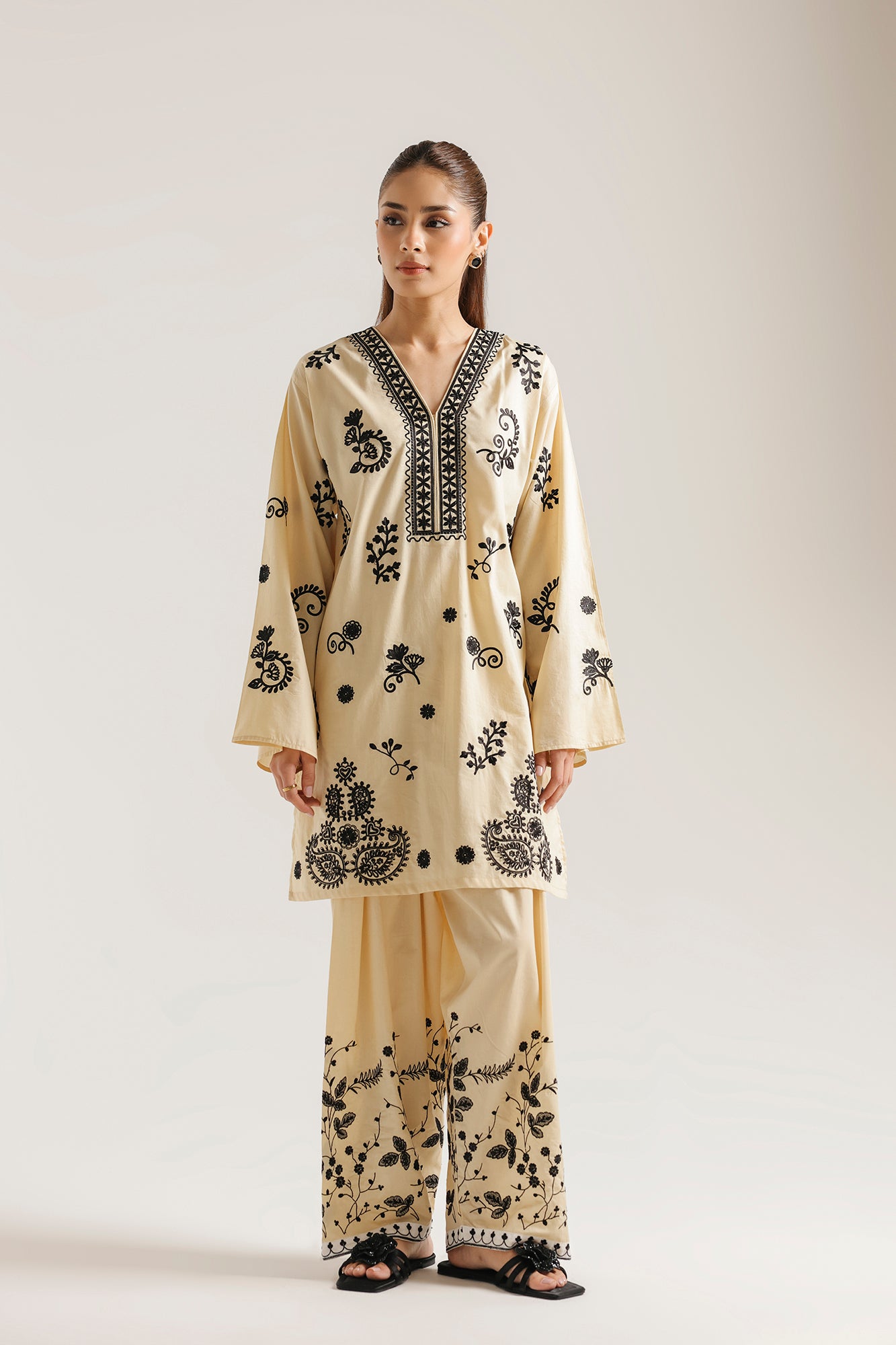 EMBROIDERED SUIT (E9239/102/112)