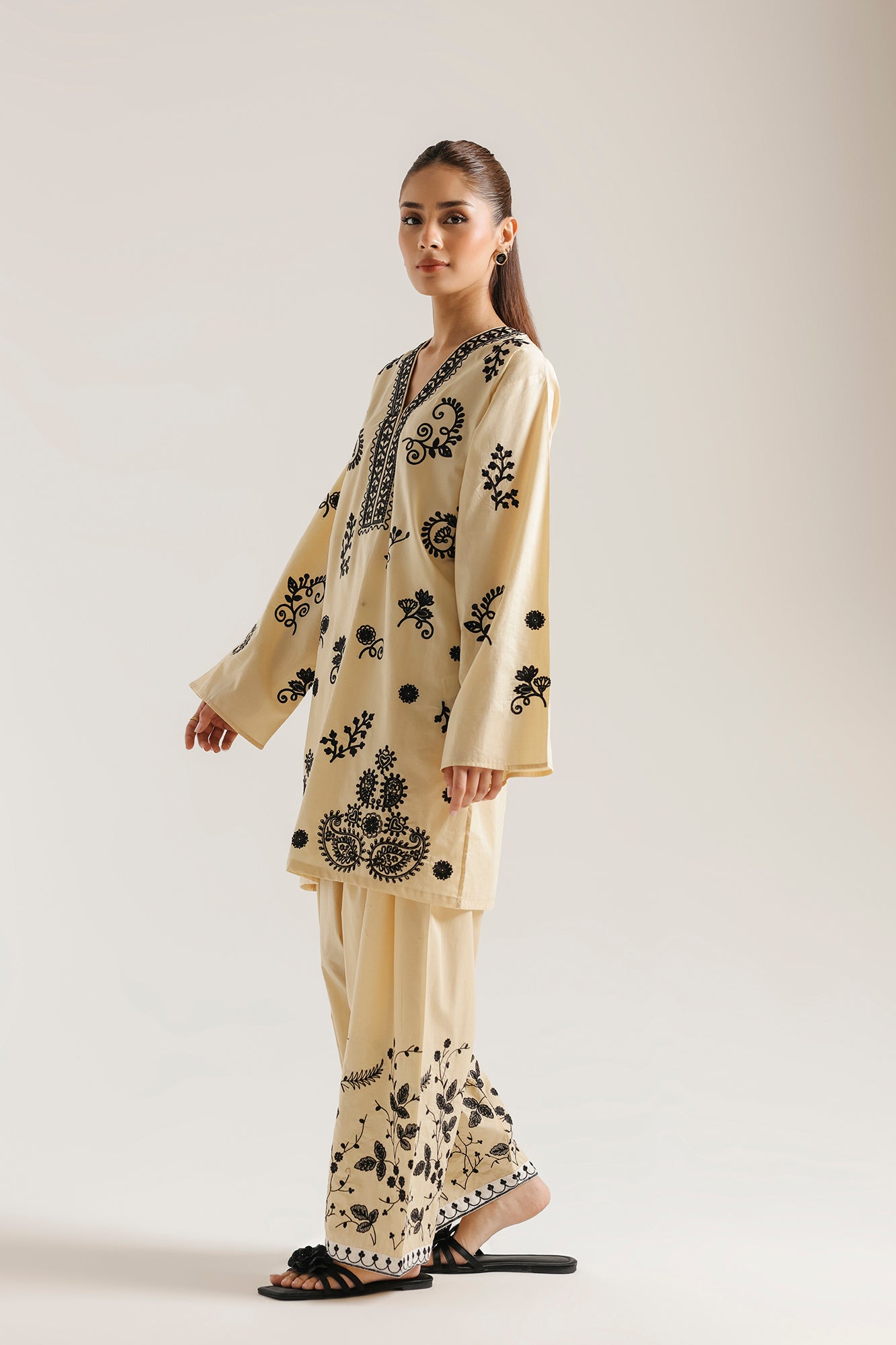 EMBROIDERED SUIT (E9239/102/112)