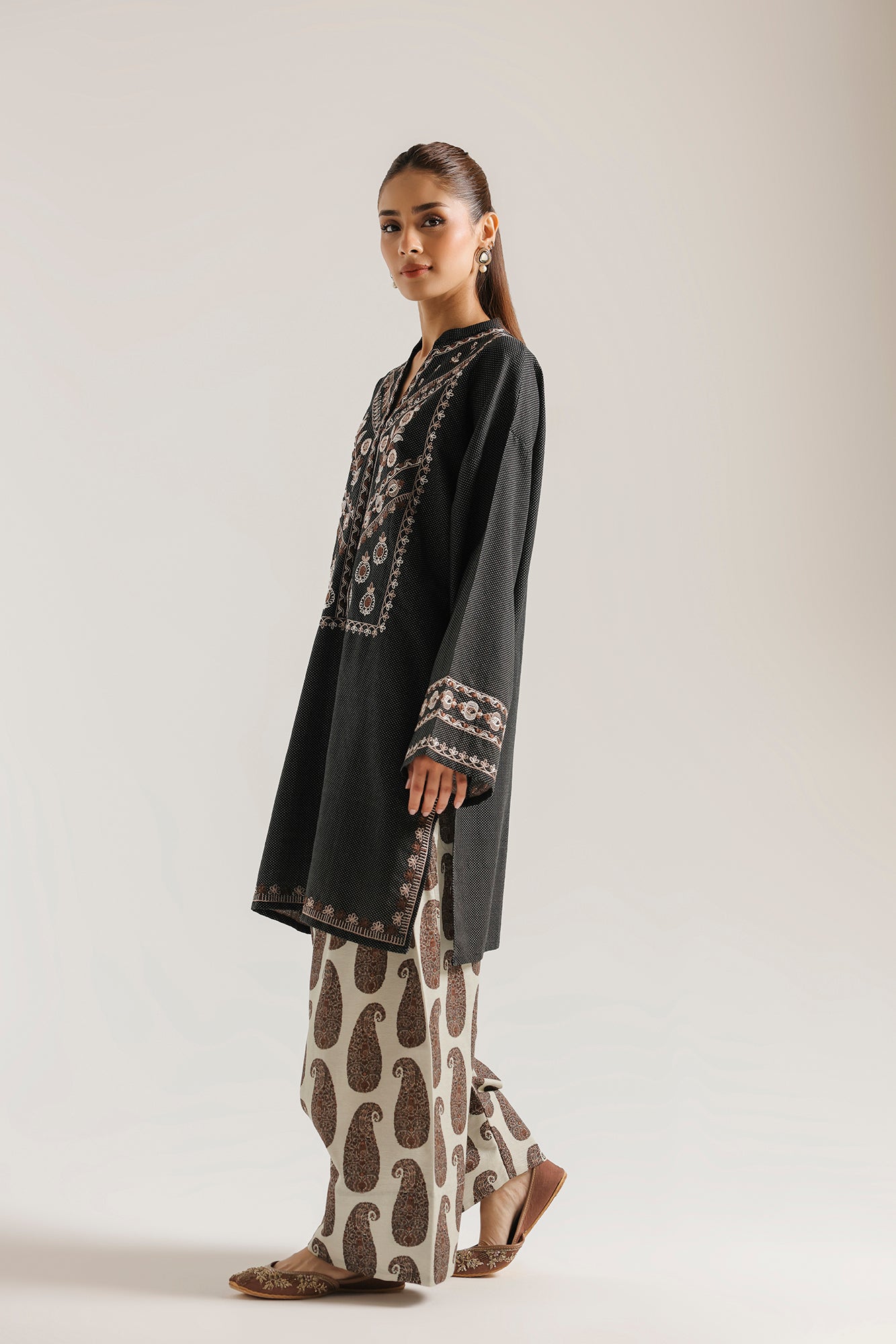 EMBROIDERED SUIT (E9245/102/902)
