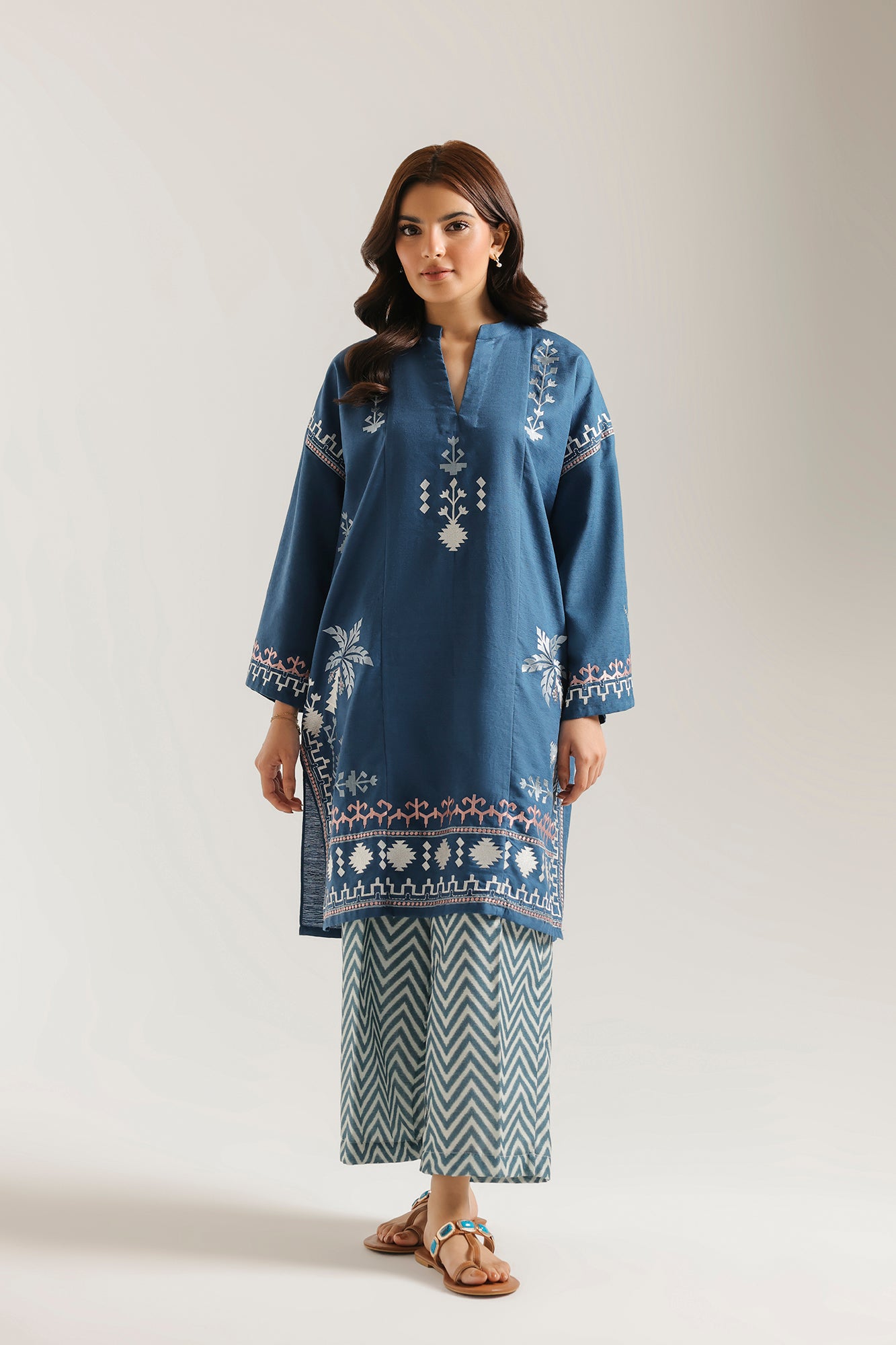 EMBROIDERED SUIT (E9248/102/604)