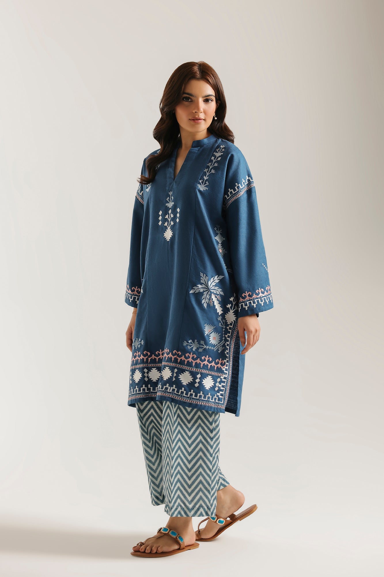 EMBROIDERED SUIT (E9248/102/604)