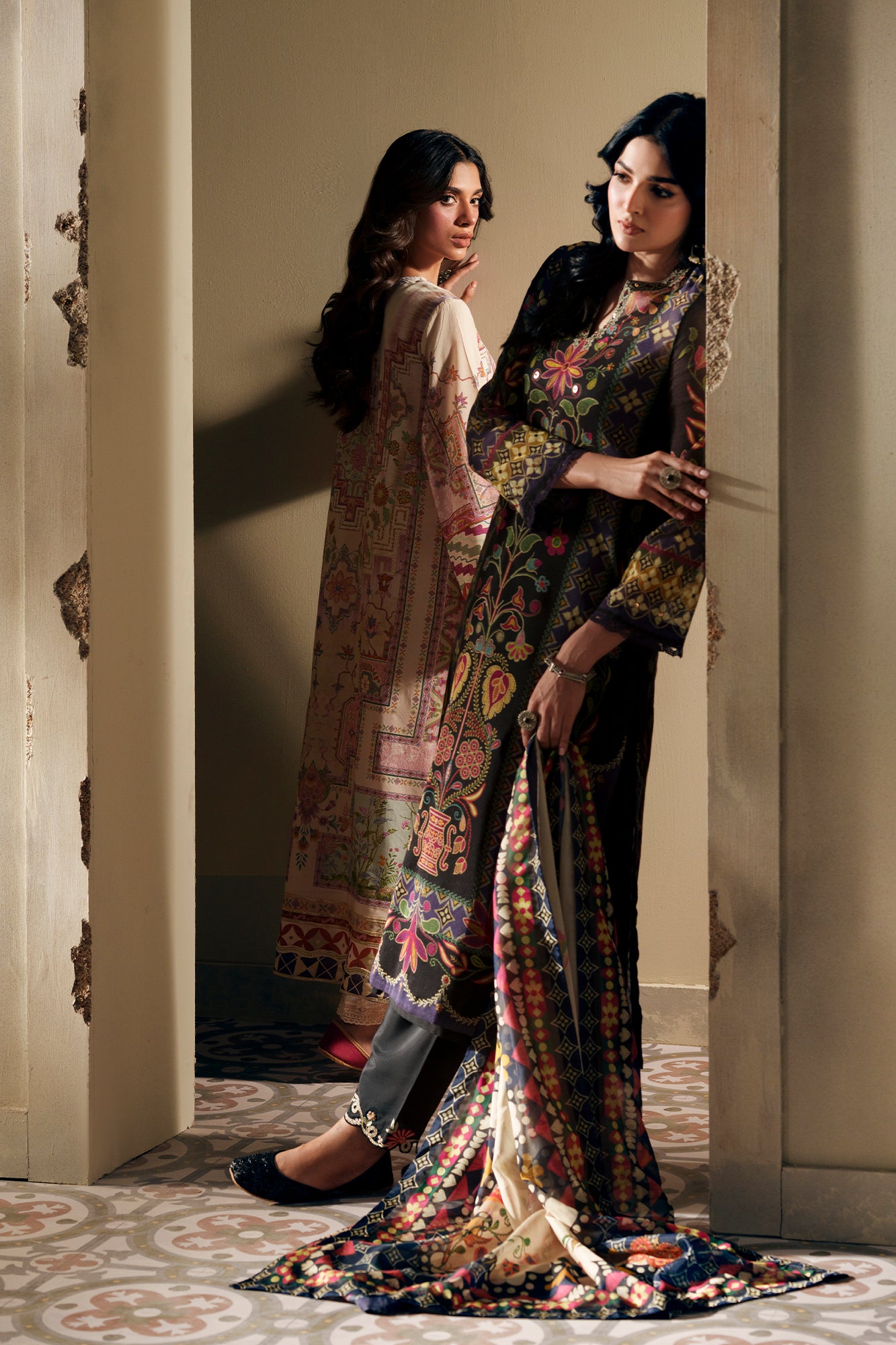 EMBROIDERED SUIT (E4004/103/902)