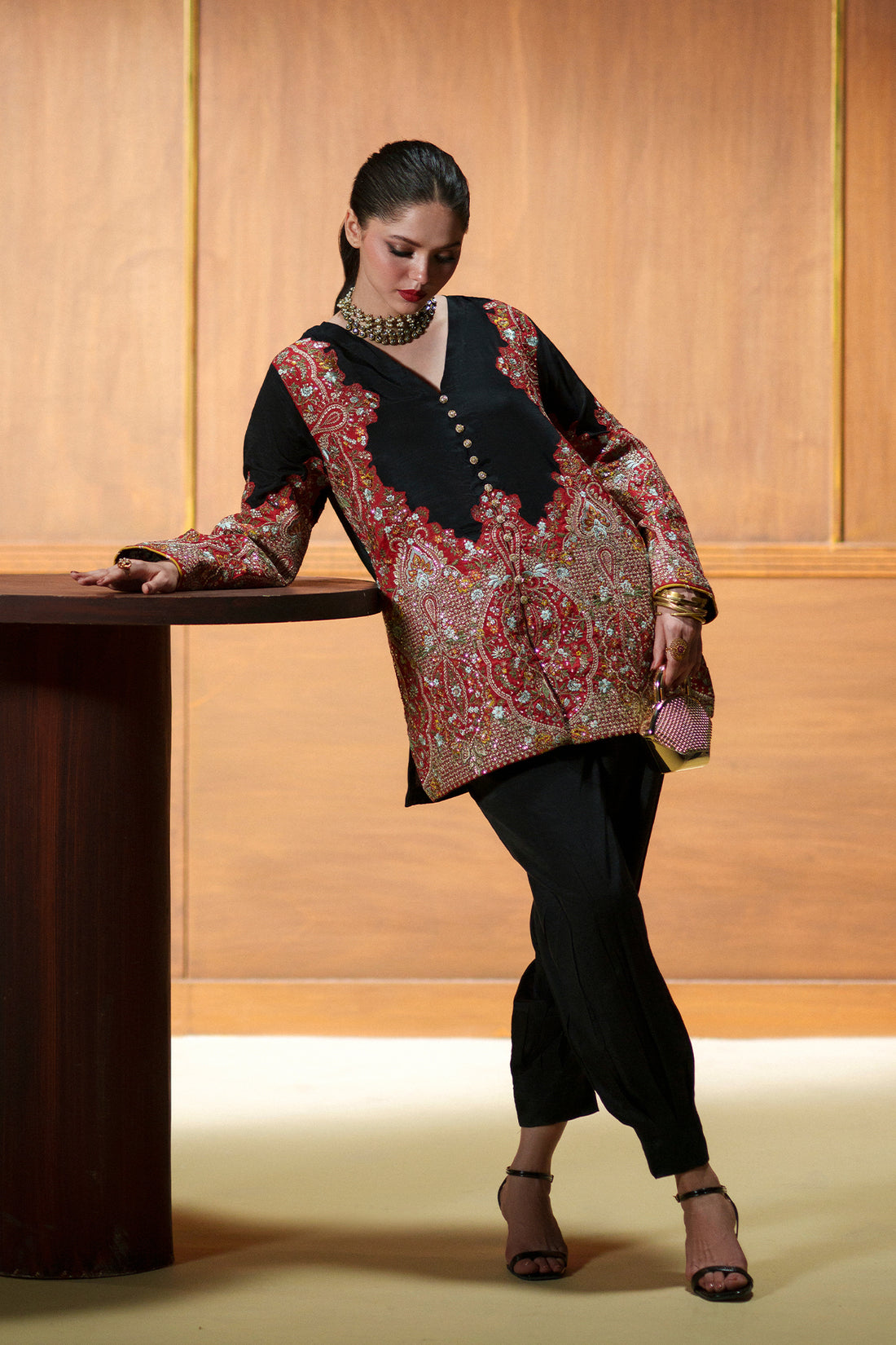 EMBROIDERED SUIT (E1122/104/902)